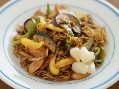 なすとソーセージのカレー焼きそば
